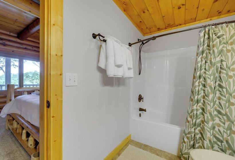 Sunset & Mountain Views: Scenic Sylva Log Cabin!