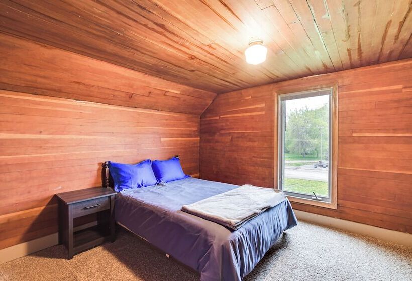 Serene Devils Lake House W/ Deck + Fire Pit!