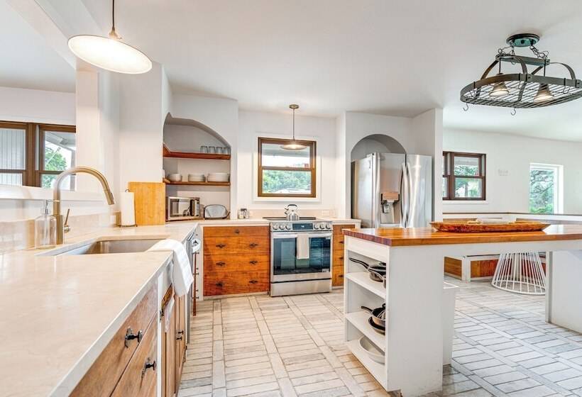 Large Austin Home W/ Lake Travis Views & Fire Pit