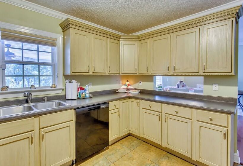 < 1/8 Mi To Boat Ramp: Family Home In Conway