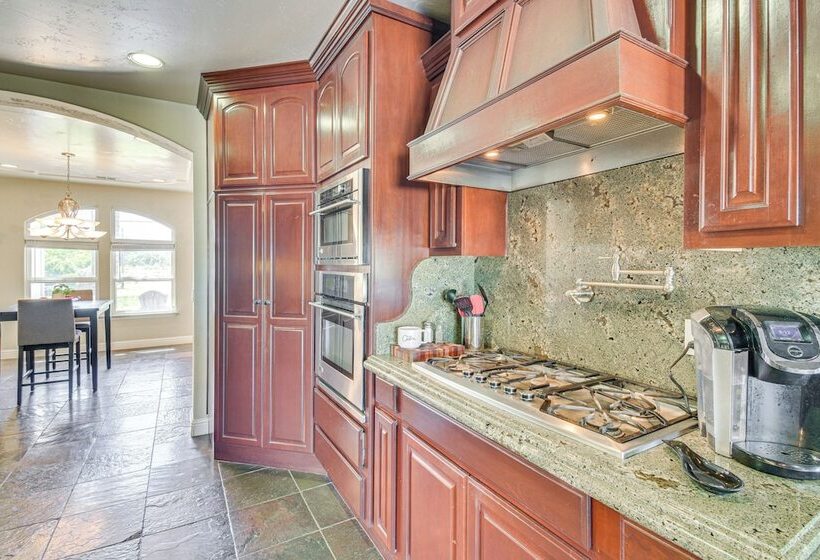 Spacious Delhi Home W/ Fireplaces, Patio & Grill!