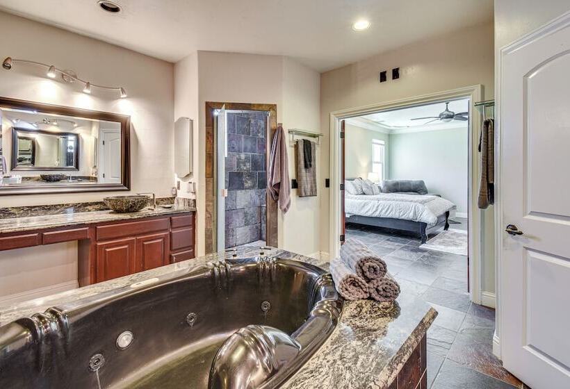 Spacious Delhi Home W/ Fireplaces, Patio & Grill!