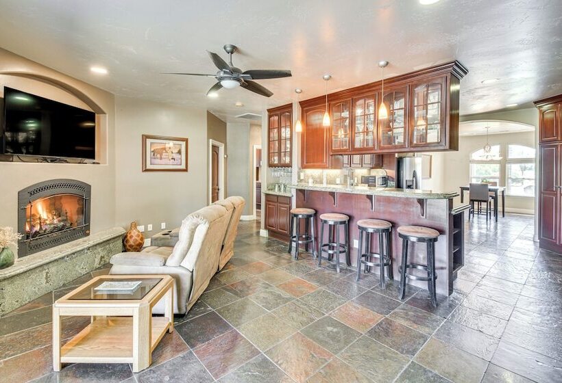 Spacious Delhi Home W/ Fireplaces, Patio & Grill!