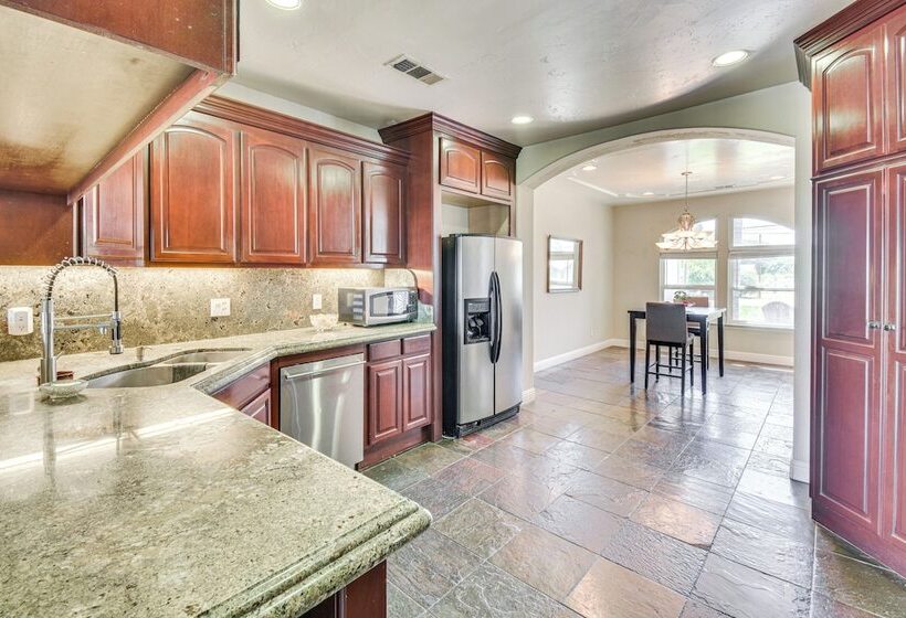 Spacious Delhi Home W/ Fireplaces, Patio & Grill!