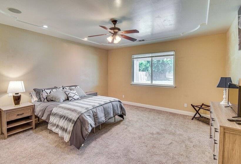 Spacious Delhi Home W/ Fireplaces, Patio & Grill!