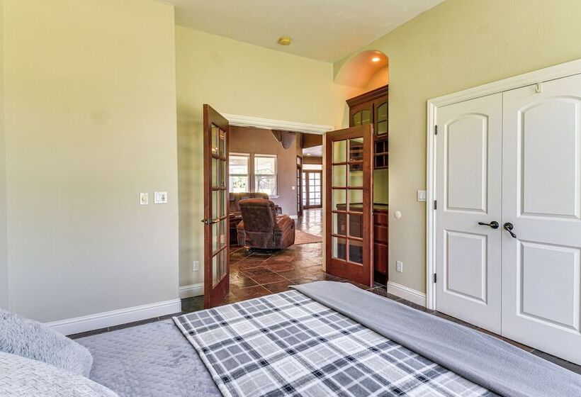 Spacious Delhi Home W/ Fireplaces, Patio & Grill!