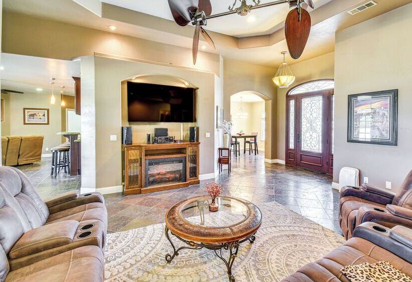 Spacious Delhi Home W/ Fireplaces, Patio & Grill!