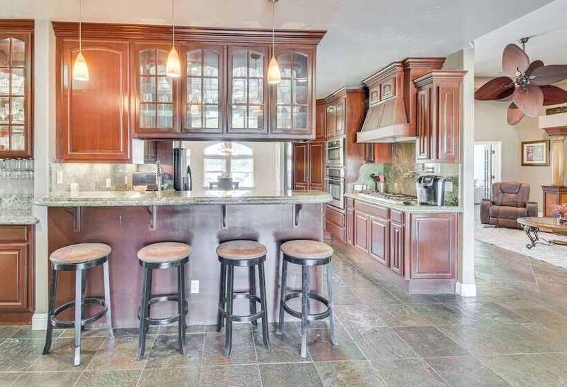 Spacious Delhi Home W/ Fireplaces, Patio & Grill!