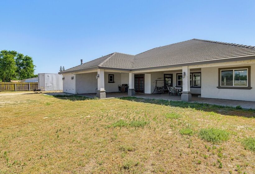 Spacious Delhi Home W/ Fireplaces, Patio & Grill!