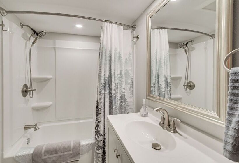 Spacious Detroit Lakes Home W/ Private Deck!