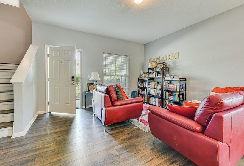 Spacious Jacksonville Home: Yard & Screened Porch!