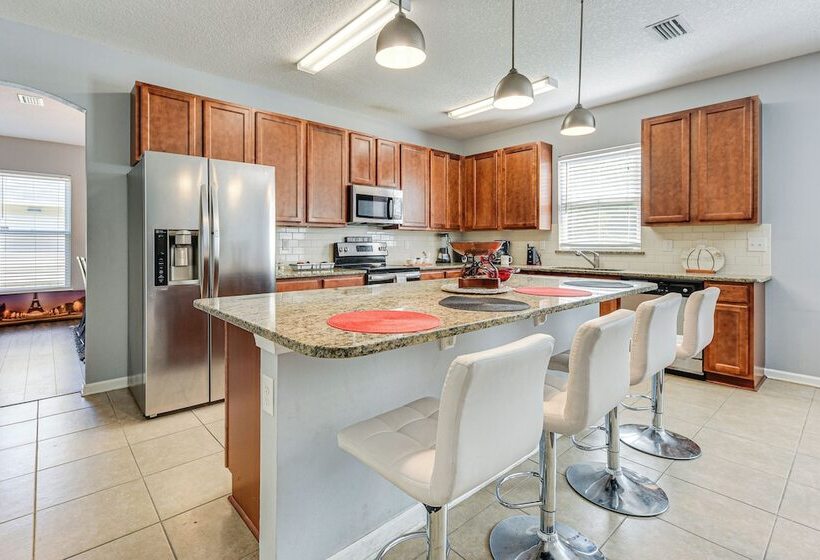 Spacious Jacksonville Home: Yard & Screened Porch!