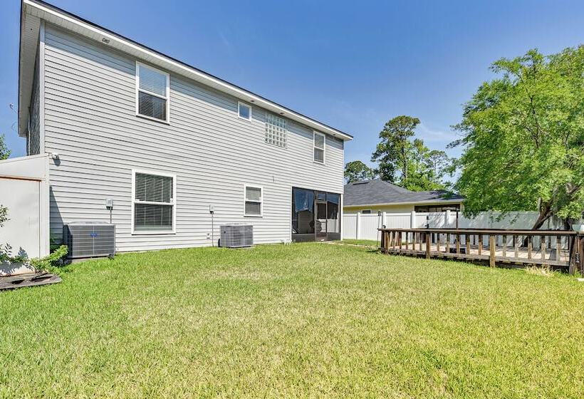 Spacious Jacksonville Home: Yard & Screened Porch!