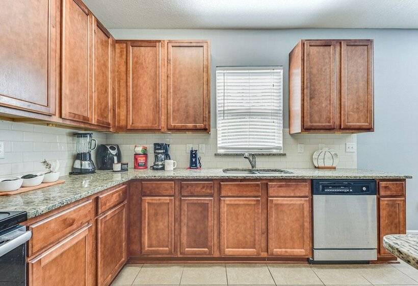 Spacious Jacksonville Home: Yard & Screened Porch!