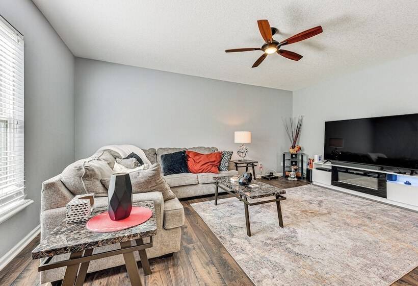 Spacious Jacksonville Home: Yard & Screened Porch!