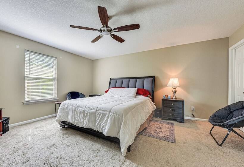 Spacious Jacksonville Home: Yard & Screened Porch!