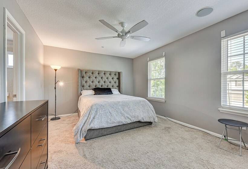 Spacious Jacksonville Home: Yard & Screened Porch!