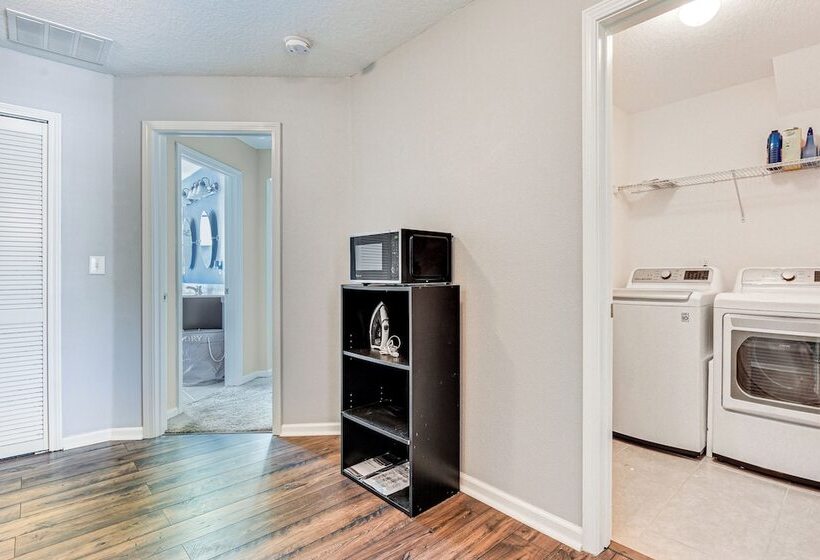 Spacious Jacksonville Home: Yard & Screened Porch!