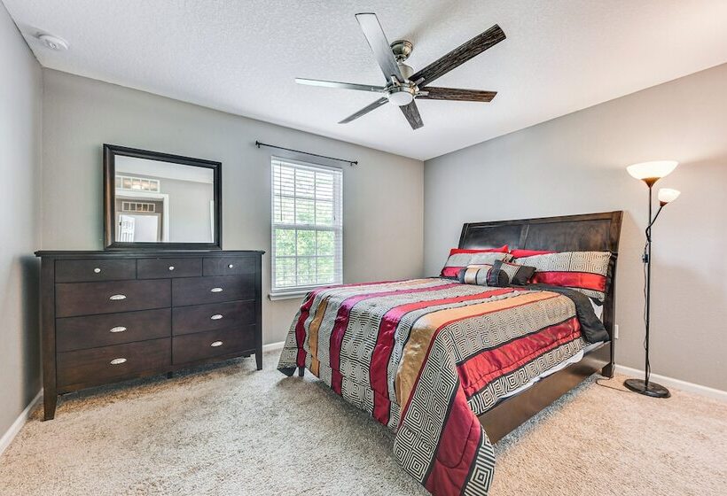 Spacious Jacksonville Home: Yard & Screened Porch!