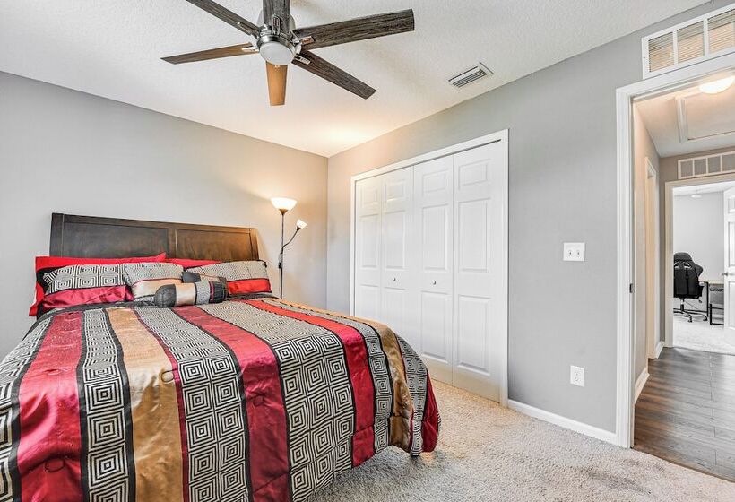 Spacious Jacksonville Home: Yard & Screened Porch!