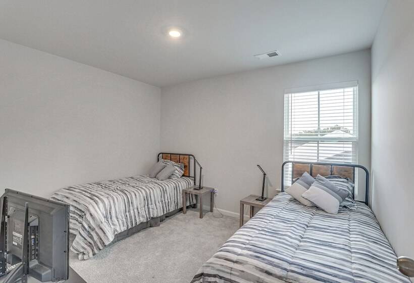 Patio & Backyard: Spacious Home In Moncks Corner