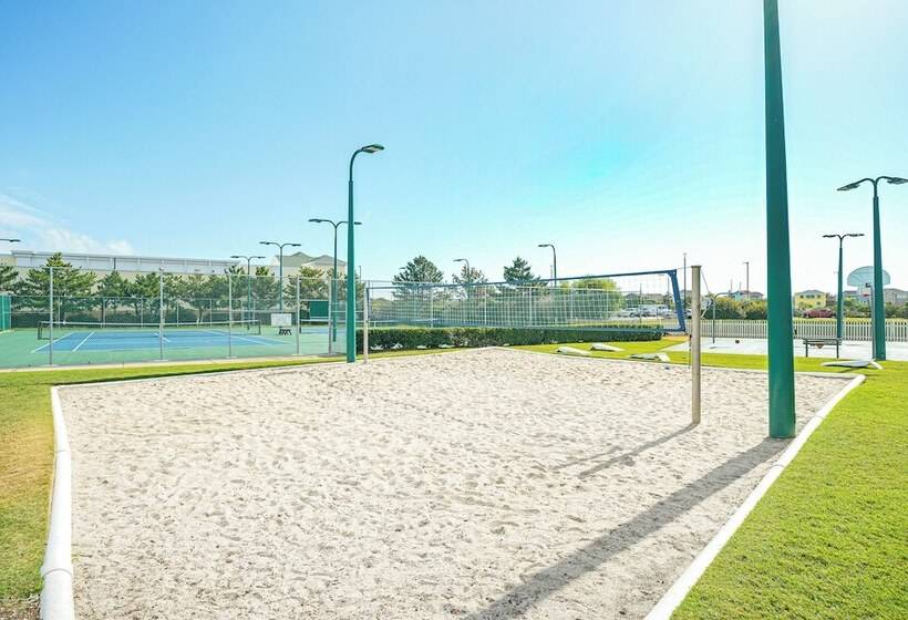 Spacious Outer Banks Home   Golf & Beach Access!