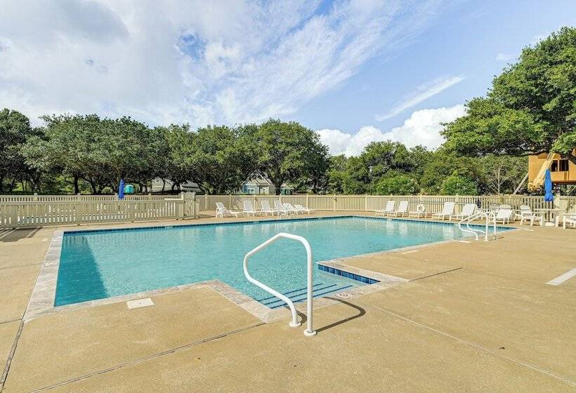 Spacious Outer Banks Home   Golf & Beach Access!