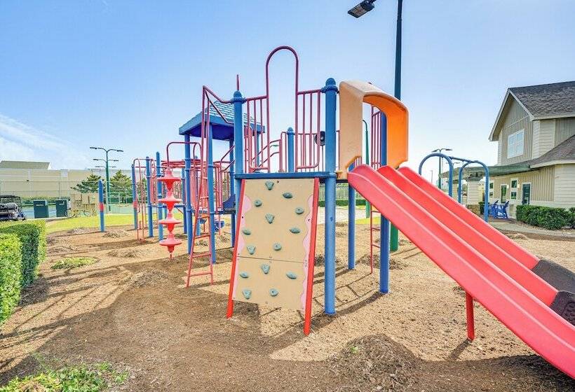 Spacious Outer Banks Home   Golf & Beach Access!