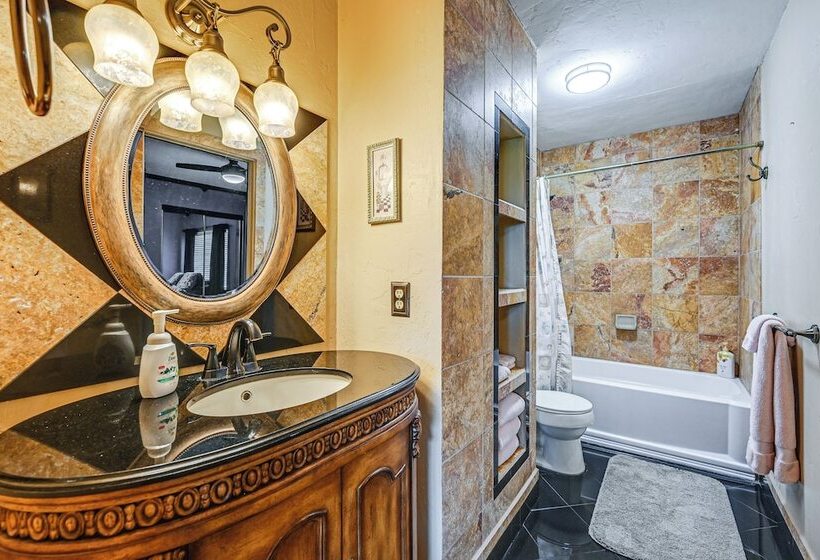 Sprawling Fort Myers Home: Pool & Screened Lanai!