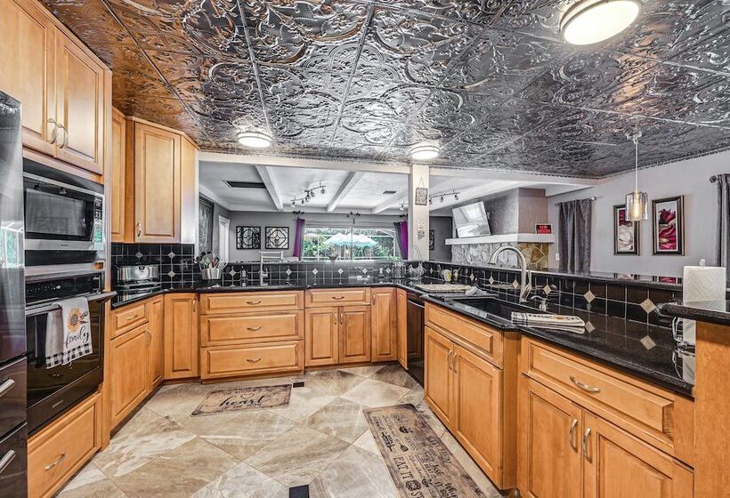 Sprawling Fort Myers Home: Pool & Screened Lanai!