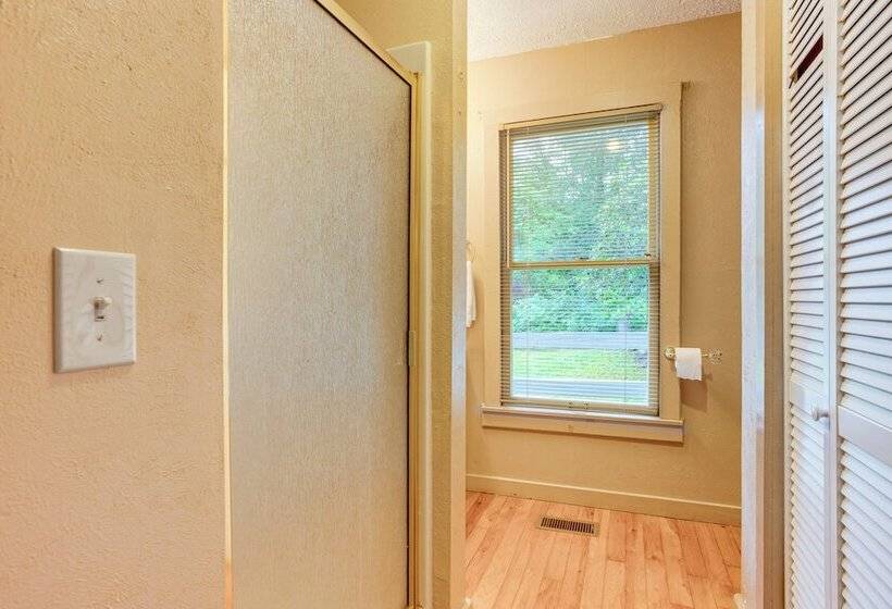 Suches Creekside Cottage W/ Deck & Bbq Grill!