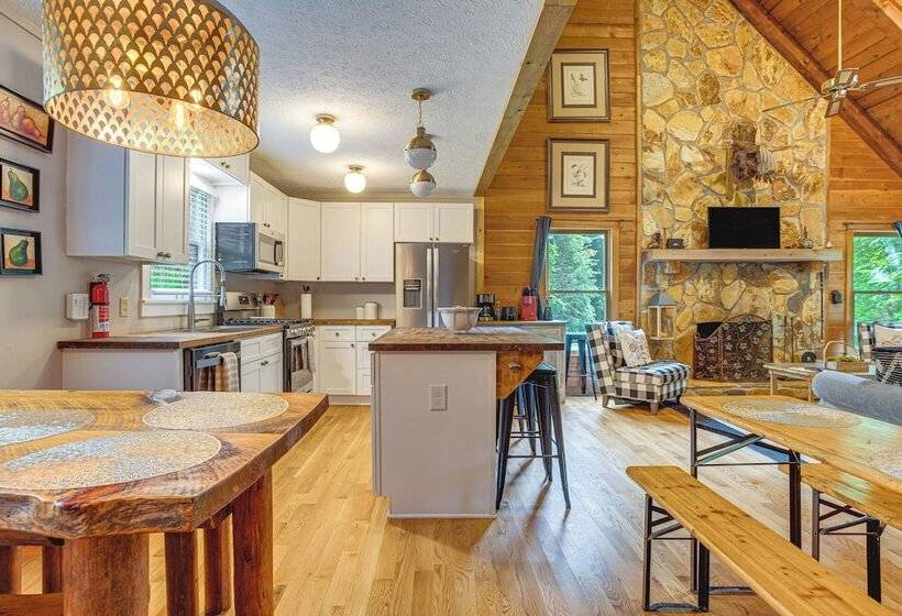 Suches Creekside Cottage W/ Deck & Bbq Grill!