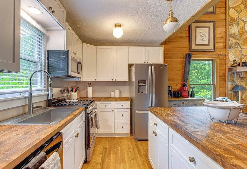 Suches Creekside Cottage W/ Deck & Bbq Grill!