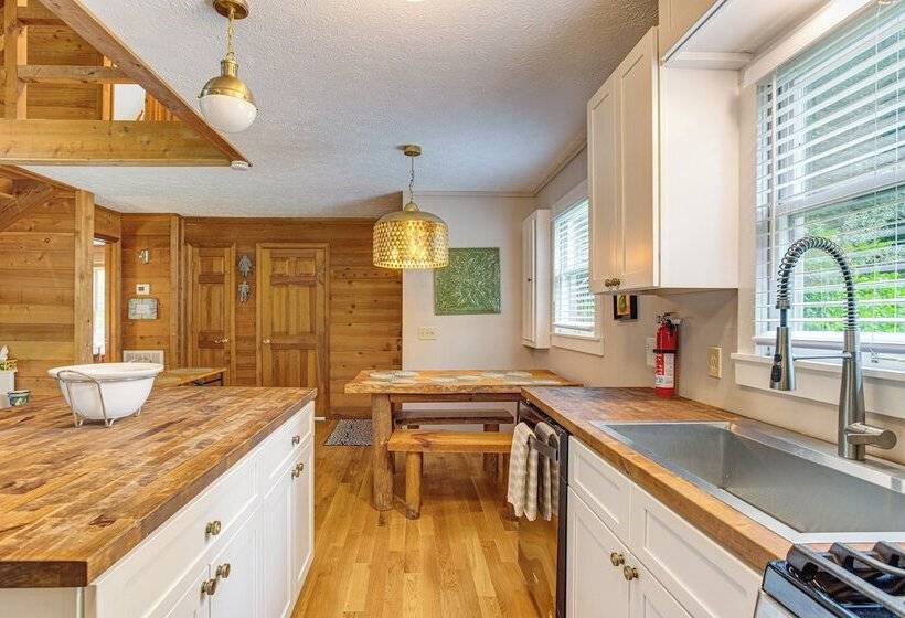 Suches Creekside Cottage W/ Deck & Bbq Grill!