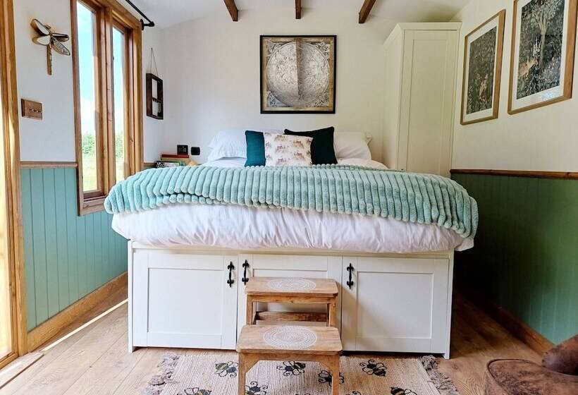 The Botanist   Luxury Cabin With Hot Tub Near York