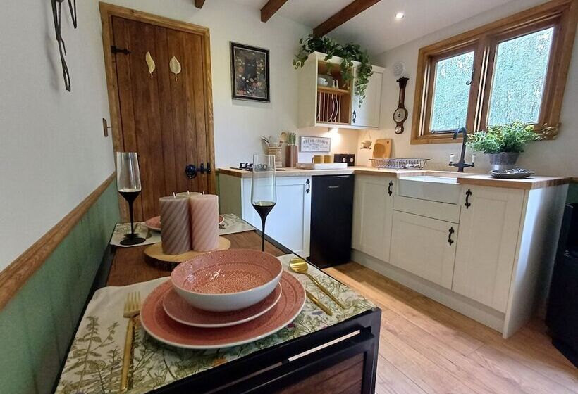 The Botanist   Luxury Cabin With Hot Tub Near York