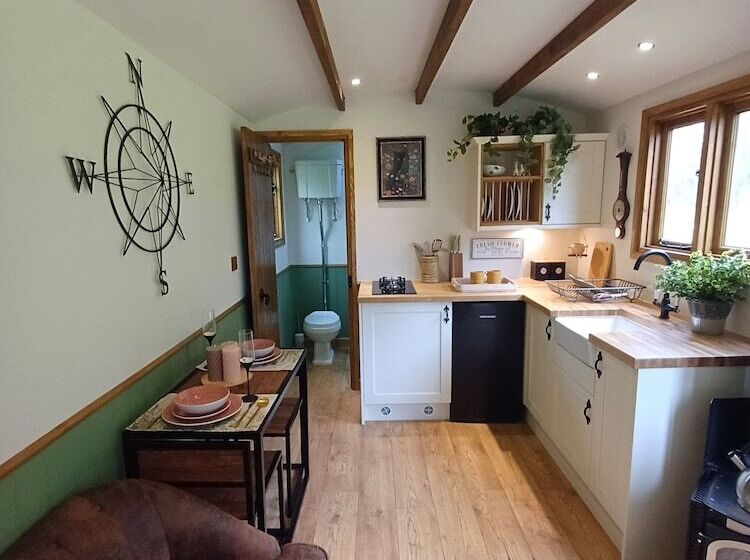 The Botanist   Luxury Cabin With Hot Tub Near York
