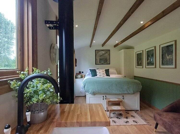 The Botanist   Luxury Cabin With Hot Tub Near York