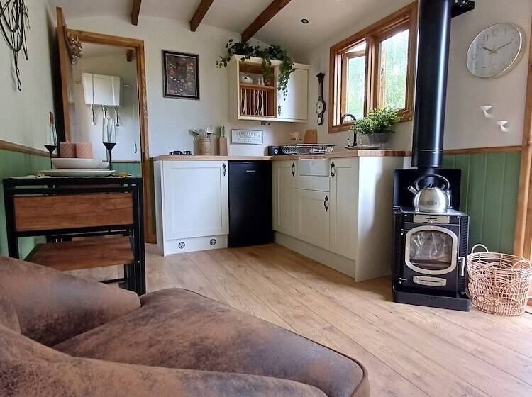 The Botanist   Luxury Cabin With Hot Tub Near York