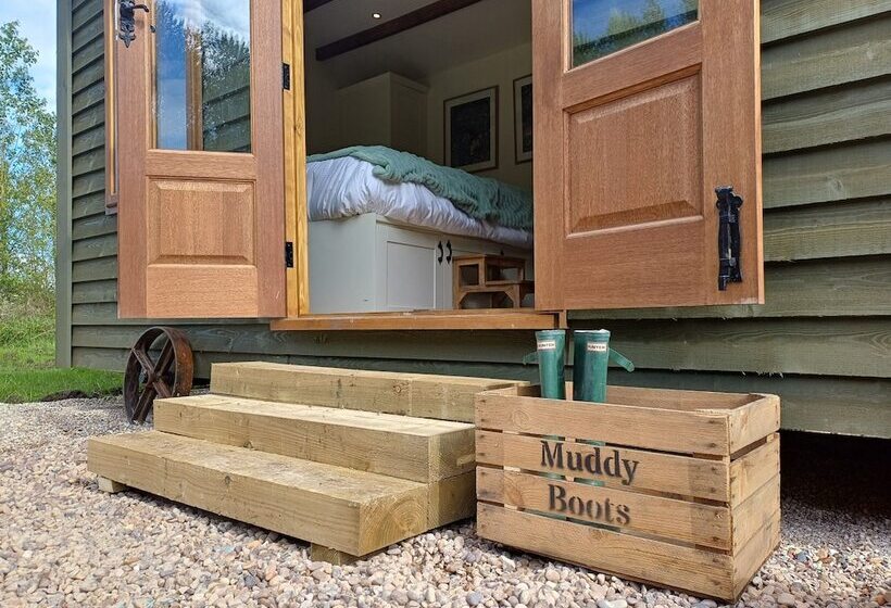 The Botanist   Luxury Cabin With Hot Tub Near York