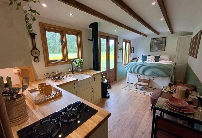 The Botanist   Luxury Cabin With Hot Tub Near York