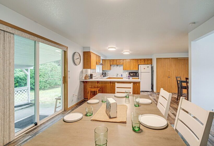 The Crab Shack  Westport Home Half Mi To Beach!