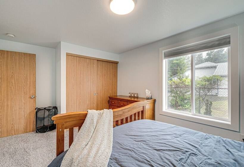 The Crab Shack  Westport Home Half Mi To Beach!