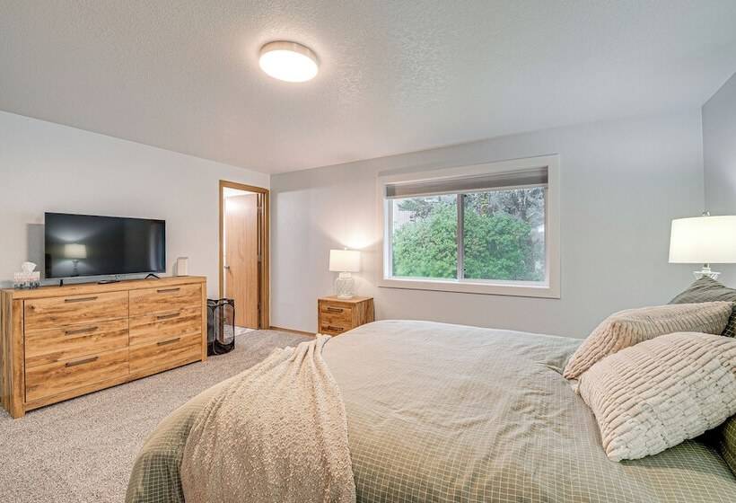 The Crab Shack  Westport Home Half Mi To Beach!