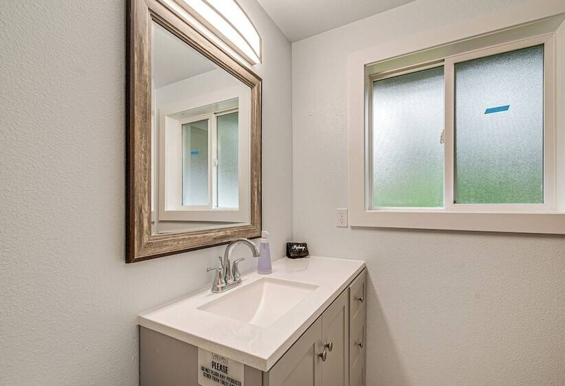 The Crab Shack  Westport Home Half Mi To Beach!