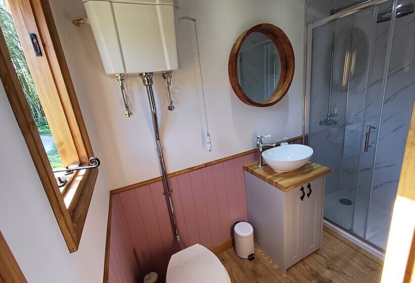 The Heartwood Luxury Cabin Near York