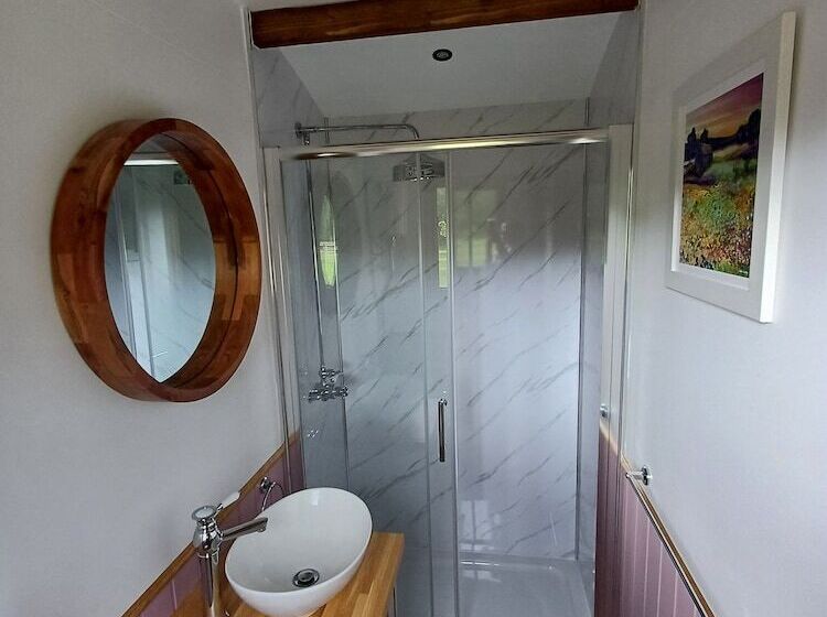 The Heartwood Luxury Cabin Near York