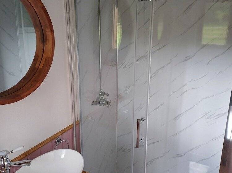 The Heartwood Luxury Cabin Near York