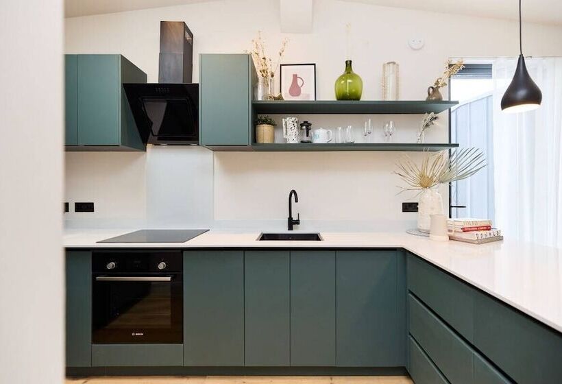 The Woodford Paradise   Homely 2bdr House With Terrace