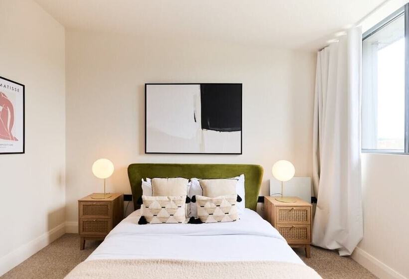 The Woodford Paradise   Homely 2bdr House With Terrace